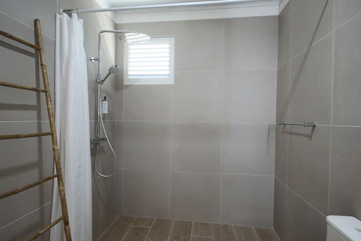 29 Location villa piscine le diamant Martinique_la salle d eau chambre 1